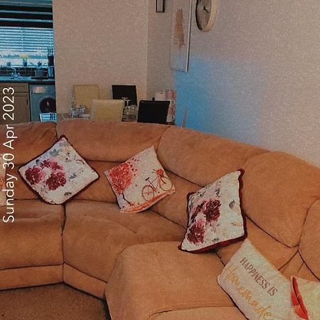 Lovely 2 Bed Flat/Apt In East London- Nice Estate. Dagenham Bagian luar foto