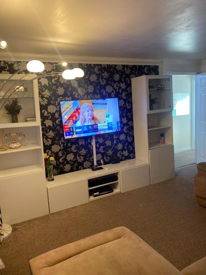 Lovely 2 Bed Flat/Apt In East London- Nice Estate. Dagenham Bagian luar foto