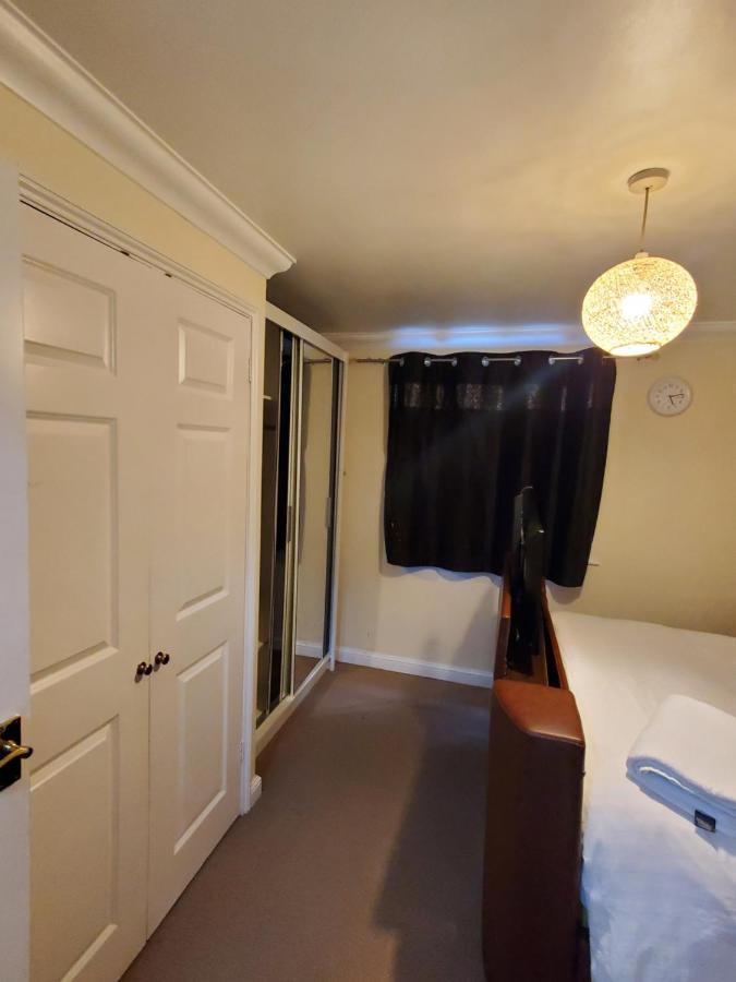 Lovely 2 Bed Flat/Apt In East London- Nice Estate. Dagenham Bagian luar foto