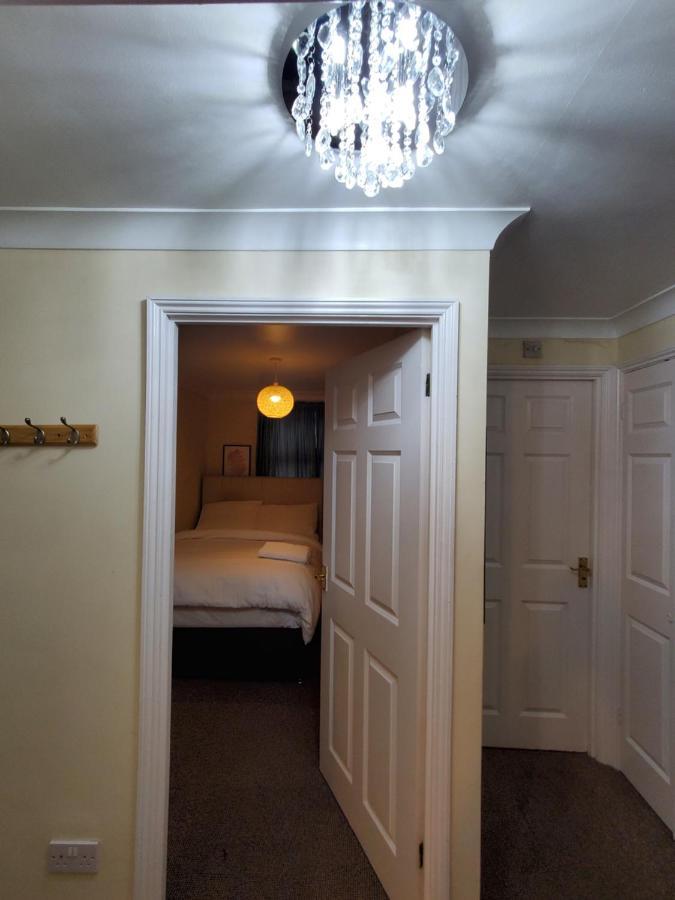 Lovely 2 Bed Flat/Apt In East London- Nice Estate. Dagenham Bagian luar foto