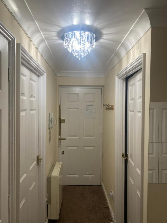 Lovely 2 Bed Flat/Apt In East London- Nice Estate. Dagenham Bagian luar foto