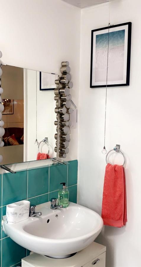 Lovely 2 Bed Flat/Apt In East London- Nice Estate. Dagenham Bagian luar foto