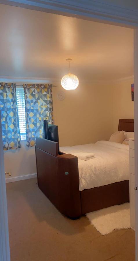 Lovely 2 Bed Flat/Apt In East London- Nice Estate. Dagenham Bagian luar foto