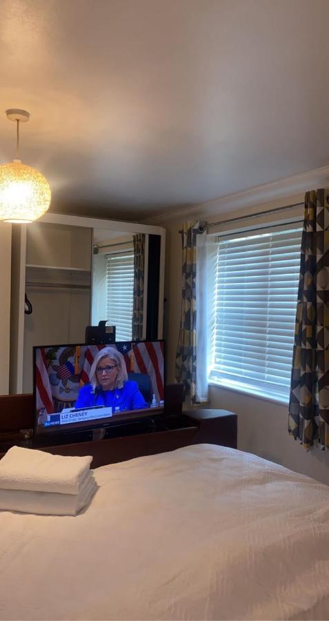 Lovely 2 Bed Flat/Apt In East London- Nice Estate. Dagenham Bagian luar foto