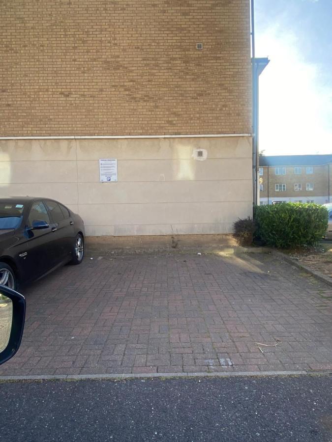 Lovely 2 Bed Flat/Apt In East London- Nice Estate. Dagenham Bagian luar foto