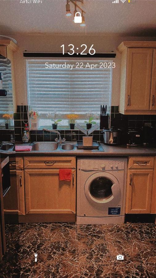 Lovely 2 Bed Flat/Apt In East London- Nice Estate. Dagenham Bagian luar foto