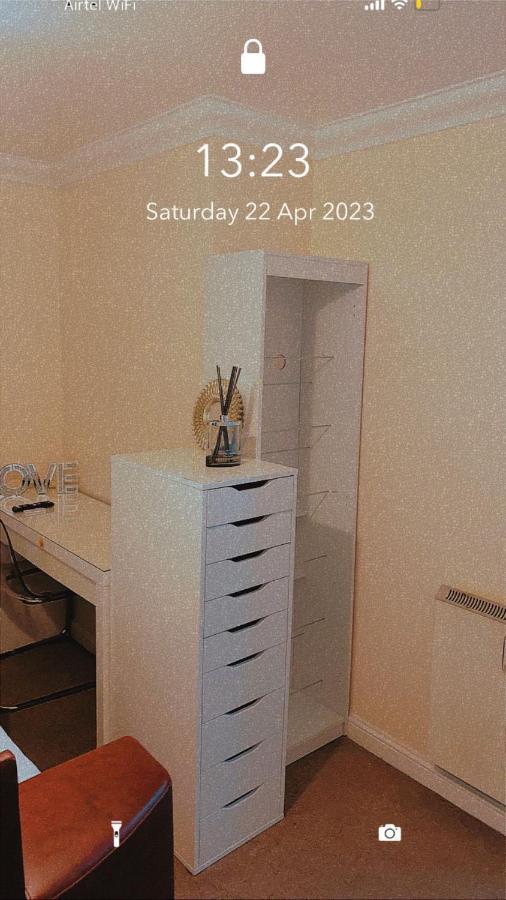 Lovely 2 Bed Flat/Apt In East London- Nice Estate. Dagenham Bagian luar foto