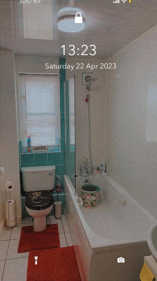 Lovely 2 Bed Flat/Apt In East London- Nice Estate. Dagenham Bagian luar foto