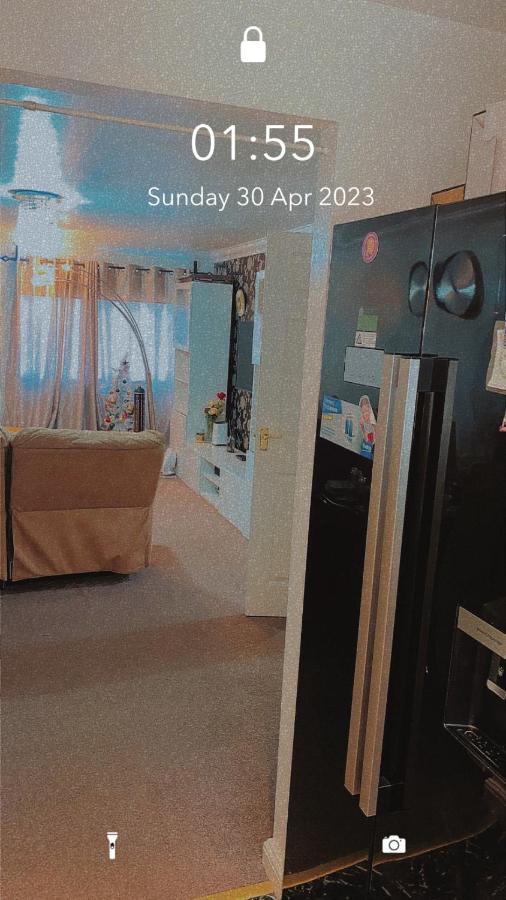 Lovely 2 Bed Flat/Apt In East London- Nice Estate. Dagenham Bagian luar foto