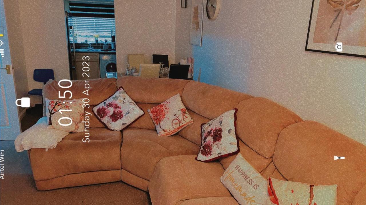 Lovely 2 Bed Flat/Apt In East London- Nice Estate. Dagenham Bagian luar foto